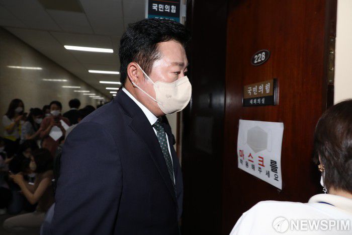 [서울=뉴스핌] 최상수 기자 = 22일 오후 국회에서 국민의힘 이준석 대표에 대한 성상납 및 증거인멸 의혹을 조사하기 위한 당 윤리위원회가 열리고 있는 가운데, 이 대표의 최측근인 김철민 당대표 정무실장이 참고인 조사를 위해 출석하고 있다. 2022.06.22 kilroy023@newspim.com