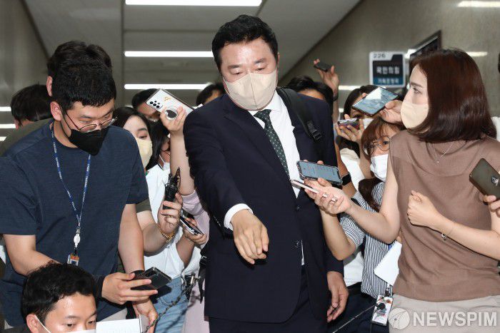 [서울=뉴스핌] 최상수 기자 = 22일 오후 국회에서 국민의힘 이준석 대표에 대한 성상납 및 증거인멸 의혹을 조사하기 위한 당 윤리위원회가 열리고 있는 가운데, 이 대표의 최측근인 김철근 당대표 정무실장이 출석하며 취재진들의 질문에 답하고 있다. 2022.06.22 kilroy023@newspim.com