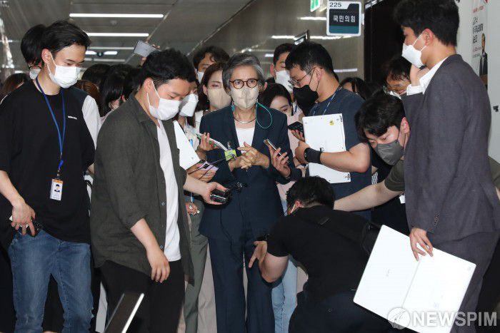 [서울=뉴스핌] 최상수 기자 = 국민의힘 이양희 윤리위원장이 22일 국회에서 열린 중앙윤리위원회에 취재진들의 질문을 받으며 들어가고 있다. 2022.06.22 kilroy023@newspim.com