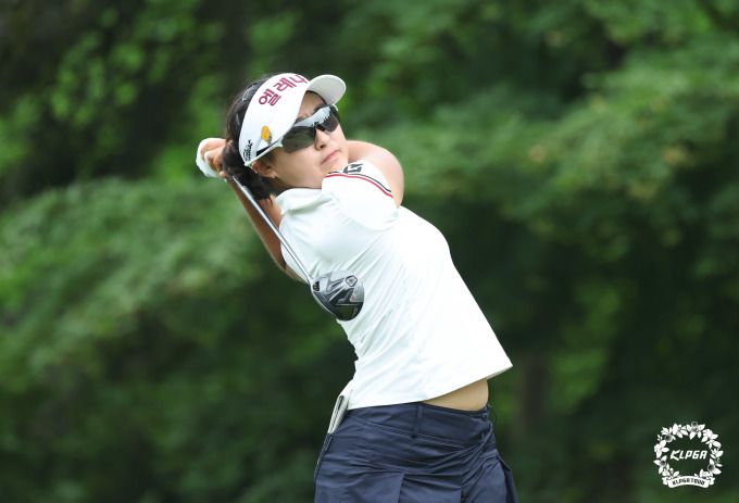 신인 김민주의 플레이 모습. [사진= KLPGA]