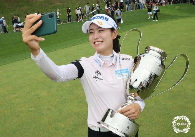트로피를 안고 우승을 만끽하는 박민지. [사진= KLPGA]
