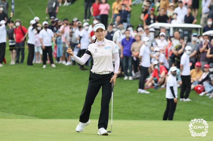 연장 승부에서 우승 확정후 세리머니를 하는 박민지. [사진= KLPGA]