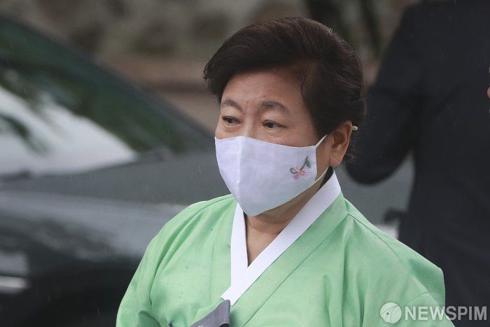 [서울=뉴스핌] 이형석 기자 = 현정은 현대그룹 회장이 27일 오후 서울 중구 정동제일교회에서 열린 정의선 현대자동차그룹 회장의 딸 진희 씨의 결혼식에 참석하고 있다. 2022.06.27 leehs@newspim.com