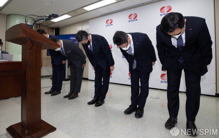 [서울=뉴스핌] 윤창빈 기자 = 정승일 한국전력공사 사장과 임원진들이 9일 오후 서울 서초구 한전아트센터 회의실에서 협력사 직원 감전사고 방지 종합대책 발표에 앞서 고개숙여 인사하고 있다. 2022.01.09 pangbin@newspim.com