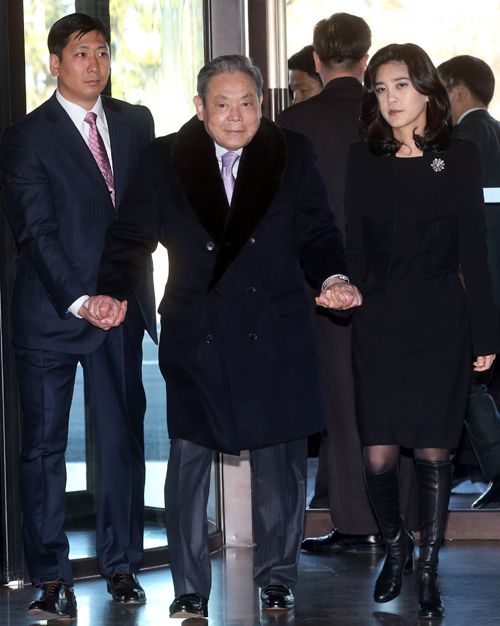 이건희 삼성전자 회장이 이부진 호텔신라 사장의 손을 잡은 채 2일 오전 서울 장충동 신라호텔에서 열린 2014년 삼성 신년하례식에 참석하고 있다.