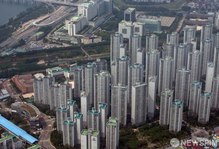 [서울=뉴스핌] 윤창빈 기자 = 사진은 17일 오후 서울 송파구 서울스카이에서 바라본 아파트 단지의 모습. 2022.06.17 pangbin@newspim.com