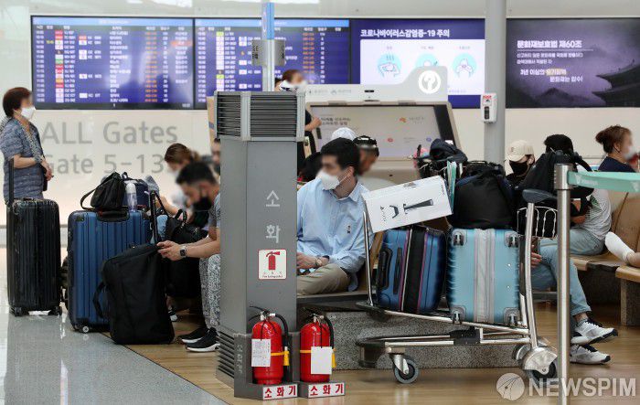 [영종도=뉴스핌] 정일구 기자 = 8일부터 신종 코로나바이러스 감염증(코로나19) 백신 접종 여부나 국적과 관계없이 모든 해외 입국자에 대한 격리 의무가 면제된다. 중앙방역대책본부는 이날부터 모든 해외입국자에 대한 격리 의무를 해제한다고 밝혔다. 전날까지는 코로나19 백신 접종 완료자만 격리 면제를 적용받았고, 미접종자는 7일간 격리해야 했다. 이미 입국해 격리 중인 사람은 코로나19 음성이 확인되면 이날부터 격리가 풀린다. 사진은 이날 오전 인천국제공항 제1여객터미널 출국장 모습. 2022.06.08 mironj19@newspim.com