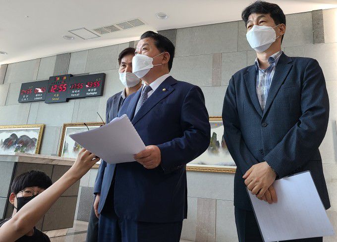 야당인 더불어민주당 '서해 공무원 사망 사건 태스크포스(TF)'가 1일 오후 합참 관계자 면담 후 언론 브리핑을 하고 있다. 김병주 TF 단장과 윤건영 이정선 의원이 기자들의 질문에 답하고 있다. [사진=뉴스핌]