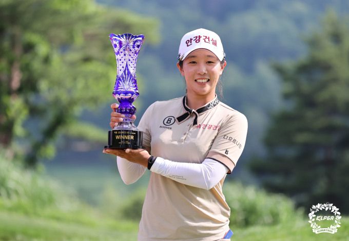 통산 2번째 우승을 안은 임진희. [사진= KLPGA]