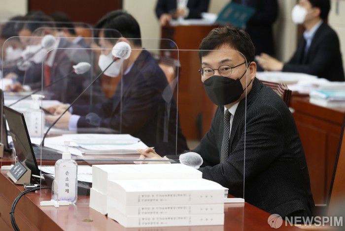 [서울=뉴스핌] 이형석 기자 = 이스타항공 횡령·배임 사건으로 구속된 지 184일 만에 보석 석방된 이상직 무소속 의원이 9일 오전 국회에서 열린 국방위원회 전체회의 참석해 자리하고 있다. 2021.11.09 leehs@newspim.com