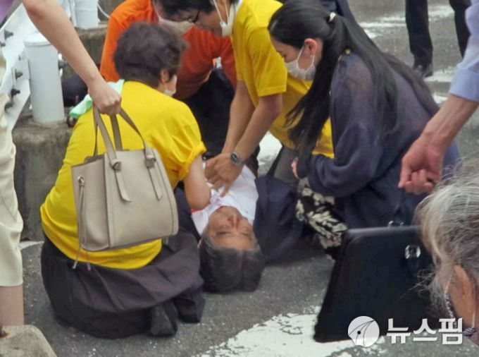 [나라 로이터=뉴스핌]주옥함 기자=아베 신조 (安倍晉三) 전 일본 총리가 8일 나라시에서 선거 유세 도중 총격을 맞고 쓰러졌다. 2022.07.08.wodemaya@newspim.com