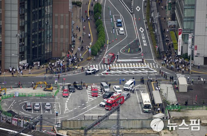 [나라 로이터=뉴스핌]주옥함 기자=아베 신조(安倍晉三) 전 일본 총리가 8일 나라시에서 선거 유세 도중 총격을 맞고 쓰러진 현장의 모습. 2022.07.08.wodemaya@newspim.com