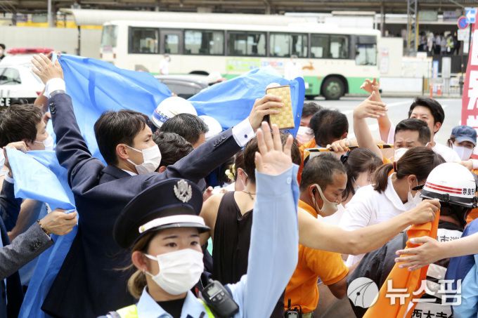 [나라 로이터=뉴스핌]주옥함 기자=아베 신조(安倍晉三) 전 일본 총리가 8일 나라시에서 선거 유세 중 총격을 맞고 쓰러져 현장이 아수라장이 됐다. 2022.07.08.wodemaya@newspim.com