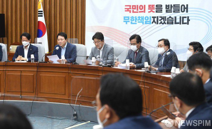 [서울=뉴스핌] 김민지 기자 = 권성동 국민의힘 원내대표가 8일 오전 서울 여의도 국회에서 열린 원내대책회의에서 모두발언을 하고 있다. 2022.07.08 kimkim@newspim.com