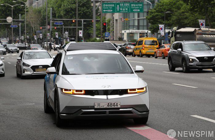 [서울=뉴스핌] 정일구 기자 = 지난 6월 9일 오전 서울 강남구 현대오토에버 사옥에서 열린 자율주행차 '로보라이드' 시범서비스 시승행사에서 로보라이드가 시범주행을 하고 있다. 2022.06.09 mironj19@newspim.com