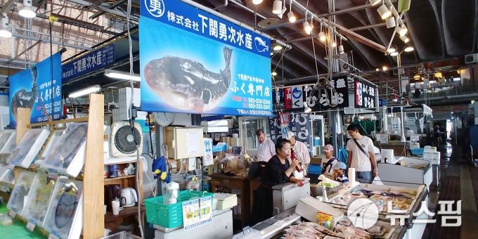 [서울=뉴스핌] 조용준 기자 = 시모노세키의 가라토 시장. 이 지역 수산업자들은 아베 신타로가 농림대신일 때 여러 도움을 받아 아베 신조의 후원자가 많다. [조용준 사진] 2022.07.12 digibobos@newspim.com