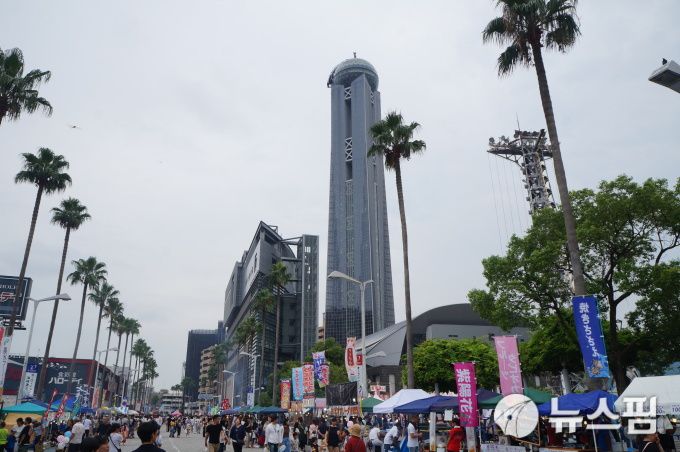 [서울=뉴스핌] 조용준 기자 = 아베 신조의 정치적 고향 시모노세키 번화가의 휴일 풍경.  143m의 전망대 '카이쿄 유메 타워(海峡ゆめタワー)'가 보인다. [조용준 사진] 2022.07.12 digibobos@newspim.com