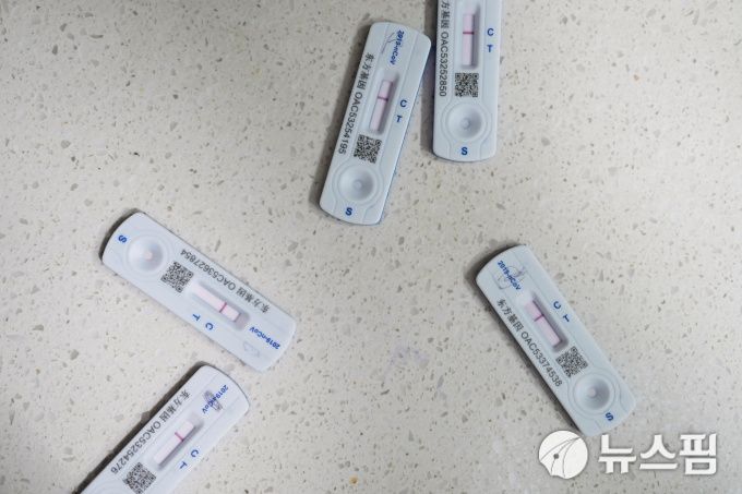 코로나19 신속항원검사 키트에 음성 판정을 뜻하는 한 줄이 그어져 있다. 2022.04.03 [사진=로이터 뉴스핌]