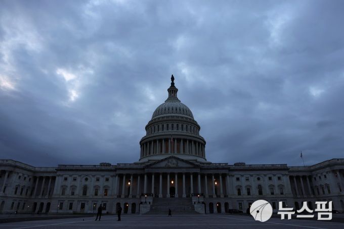 미국 연방 의회의사당 건물 뒤로 해가 지고 있다. 2021.10.06 [사진=로이터 뉴스핌]