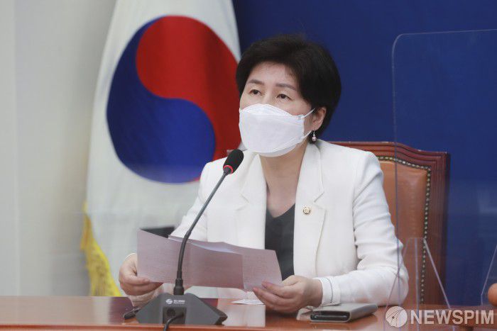 [서울=뉴스핌] 이형석 기자 = 백혜련 더불어민주당 최고위원이 10일 오전 서울 여의도 국회에서 열린 최고위원회의에서 모두발언을 하고 있다. 2021.09.10 leehs@newspim.com