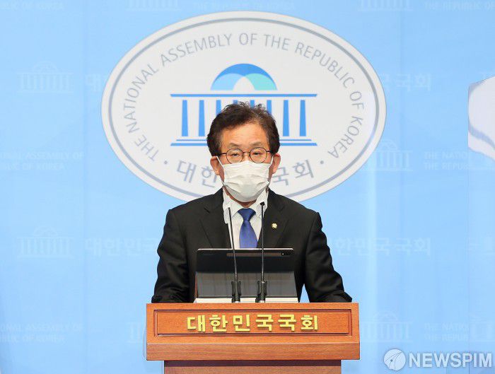 [서울=뉴스핌] 이형석 기자 = 유기홍 국회 교육위원장이 13일 오후 서울 여의도 국회 소통관에서 '조희연 서울시교육감 공수처 1호 사건' 관련 기자회견을 하고 있다. 2021.05.13 leehs@newspim.com