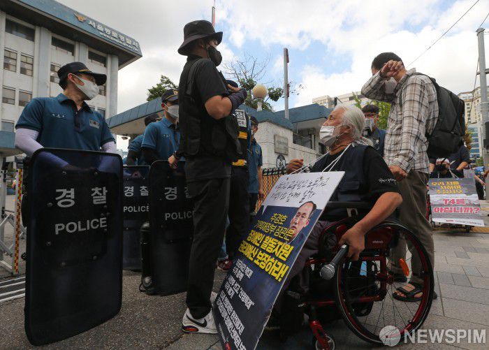 [서울=뉴스핌] 황준선 기자 = 박경석 전국장애인차별철폐연대 상임공동대표를 비롯한 전국장애인차별철폐연대(전장연) 회원들이 25일 오전 서울 종로경찰서에서 경찰 조사 출석에 앞서 경찰 관계자와 대화를 하고 있다. 전장연은 이날 조사에 출석하지 않고 경찰서 내 장애인 편의시설 설치를 요구하는 공문을 경찰측에 전달했다. 2022.07.25 hwang@newspim.com