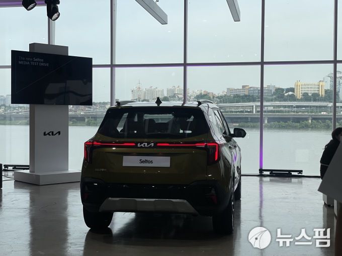 [서울=뉴스핌] 조재완 기자 = 기아가 27일 개최한 미디어 시승식에 전시된 '더 뉴 셀토스'. 2022.07.27 chojw@newspim.com