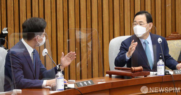 [서울=뉴스핌] 이형석 기자 = 강병원 더불어민주당 의원이 25일 서울 여의도 국회에서 열린 한덕수 국무총리 후보자 인사청문회에서 후보자의 자료제출 미비에 항의하는 발언을 하고 있다. 오른쪽은 주호영 인사청문특별위원장. 2022.04.25 leehs@newspim.com