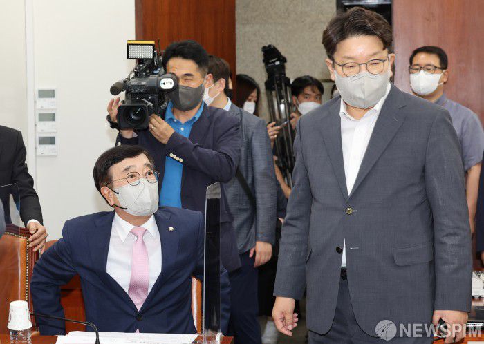 [서울=뉴스핌] 김민지 기자 = 권성동 국민의힘 당대표 직무대행 겸 원내대표와 서병수 전국위원회 의장이 지난 9일 서울 여의도 국회에서 열린 화상의원총회에 참석하고 있다. (공동취재사진) 2022.08.09 photo@newspim.com