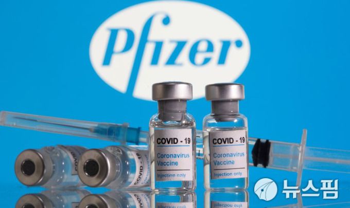 코로나19 백신 라벨이 붙은 바이알(주사용 유리 용기)와 화이자 로고 [사진=로이터 뉴스핌]
