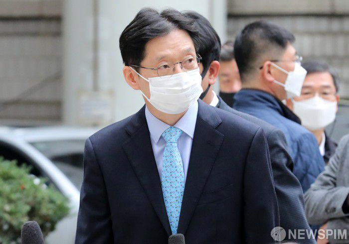 [서울=뉴스핌] 백인혁 기자 = '댓글 조작 의혹'으로 기소된 김경수 경남도지사가 6일 오후 서울 서초구 서울고등법원에서 열린 항소심 선고 공판에 출석하고 있다. 2020.11.06 dlsgur9757@newspim.com