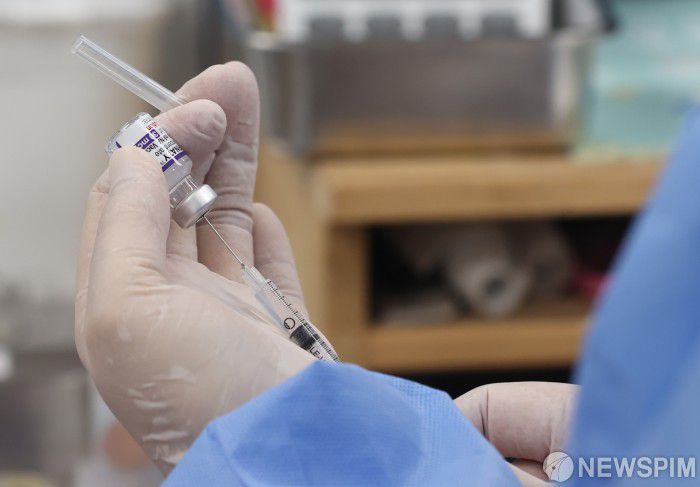 [서울=뉴스핌] 김민지 기자 = 50대와 18세 이상 성인 기저질환자에 대한 코로나19 백신 4차 접종이 시작된 18일 오전 서울 종로구보건소에서 의료진이 백신 접종 준비를 하고 있다. 4차 접종은 카카오톡·네이버에서 잔여 백신을 예약하거나 의료기관의 예비 명단을 활용해 접종 받을 수 있다. 2022.07.18 kimkim@newspim.com