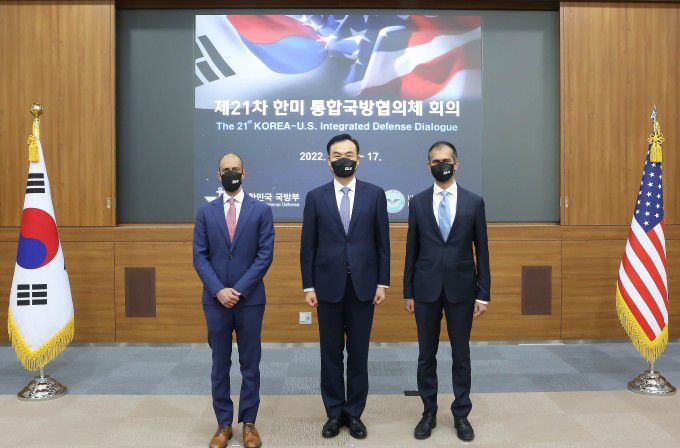 한미 국방부가 16~17일 용산 국방부 청사에서 21차 한미 통합국방협의체(KIDD) 회의를 열었다. 한측 수석대표 허태근 국방정책실장(가운데), 미측 수석대표 싯다르트 모한다스 동아시아 부차관보(오른쪽), 비핀 나랑 우주정책 수석부차관보와 함께 기념사진을 찍고 있다. [사진=국방부]