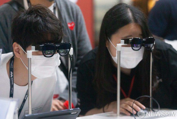 [서울=뉴스핌] 윤창빈 기자 = 15일 서울 강남구 코엑스에서 열린 2022 메타버스 엑스포에서 관람객들이 스마트글래스 체험을 하고 있다. 2022.06.15 pangbin@newspim.com