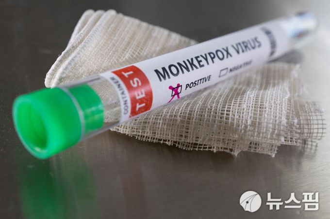 원숭이두창 양성 판정이라고 표시된 검체 튜브 일러스트 이미지. 2022.05.22 [사진=로이터 뉴스핌]