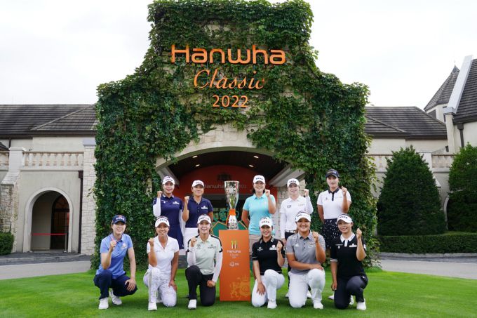 한화 클래식 2022의 열한번째 개막을 하루 앞두고 출전 선수들이 친환경 포토콜 행사를 진행했다. (앞줄 왼쪽부터) 이정민, 신지은, 박지영, 허다빈, 유해란, 김지영 (뒷줄 왼쪽부터) 성유진, 김인경, 이정민, 지은희, 한진선. [사진= 한화큐셀]