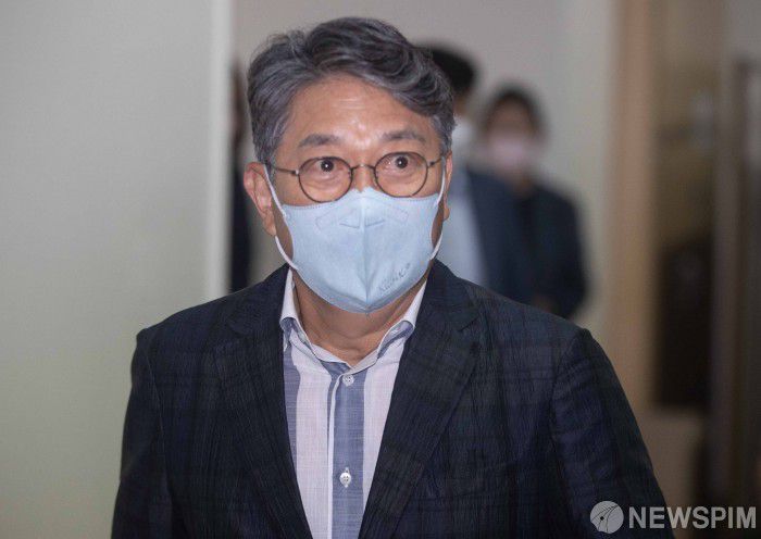 [서울=뉴스핌] 윤창빈 기자 = 곽재선 KG그룹 회장이 26일 오후 서울 서초구 서울회생법원에서 열린 쌍용자동차 관계인 집회에 들어서고 있다. 이날 회생계획안이 통과돼 법원의 인가를 받게 되면 쌍용차는 두 번째 법정관리에서 졸업하고 KG그룹을 새 주인으로 맞게 된다. 2022.08.26 pangbin@newspim.com