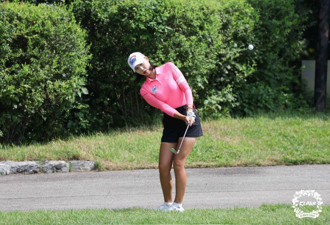 핑크색 형광색 상의를 입고 메이저 대회에서 좋은 성적을 올린 문정민. [사진= KLPGA]