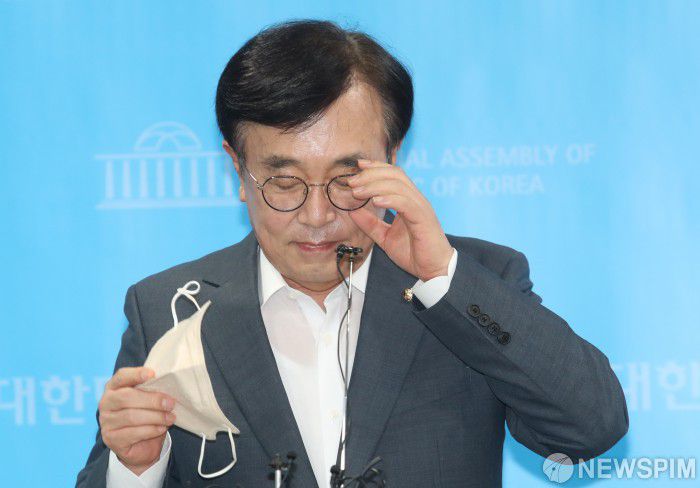 [서울=뉴스핌] 최상수 기자 = 서병수 국민의힘 전국위원회 의장이 31일 오후 국회 소통관에서 기자회견에 앞서 안경을 만지고 있다. 이날 서 의장은 전국위원회 의장직 사퇴를 밝혔다. (공동취재사진) 2022.08.31 photo@newspim.com