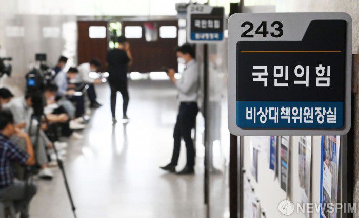 [서울=뉴스핌] 김민지 기자 = 이준석 국민의힘 전 대표가 당 비상대책위원회(비대위) 효력을 정지해달라고 낸 가처분 신청에 대해 법원이 주호영 비상대책위원장의 직무정지를 결정한 26일 서울 여의도 국민의힘 비상대책위원장실 앞이 취재진들로 분주한 모습을 보이고 있다. (공동취재사진) 2022.08.26 photo@newspim.com