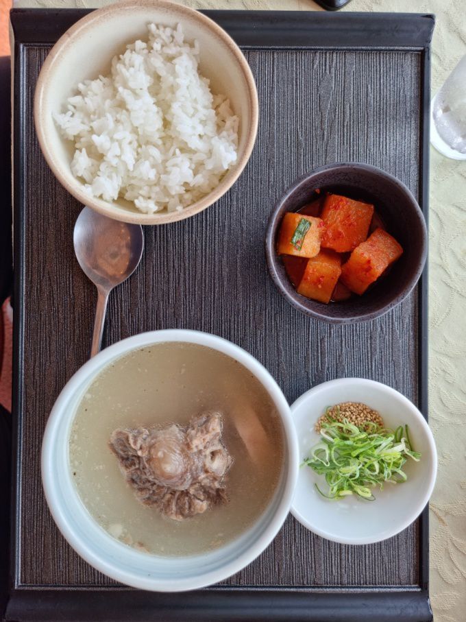 코마컨트리클럽의 메뉴 곰탕. [사진= 신한금융그룹]