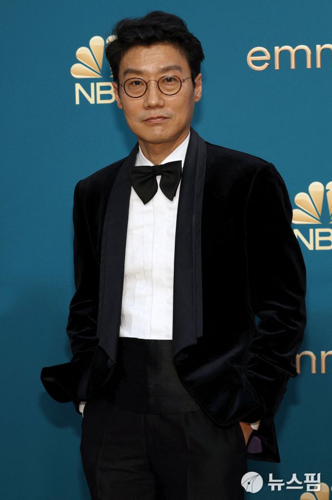 [로스앤젤레스 로이터=뉴스핌] 최원진 기자= 넷플릭스 오리지널 시리즈 '오징어 게임'의 황동혁 감독이 12일(현지시간) 미국 캘리포니아주 로스앤젤레스 마이크로소프트 극장에서 열린 '제74회 프라임타임 에미 시상식' 포토월에 서서 포즈를 취하고 있다. 2022.09.13 wonjc6@newspim.com