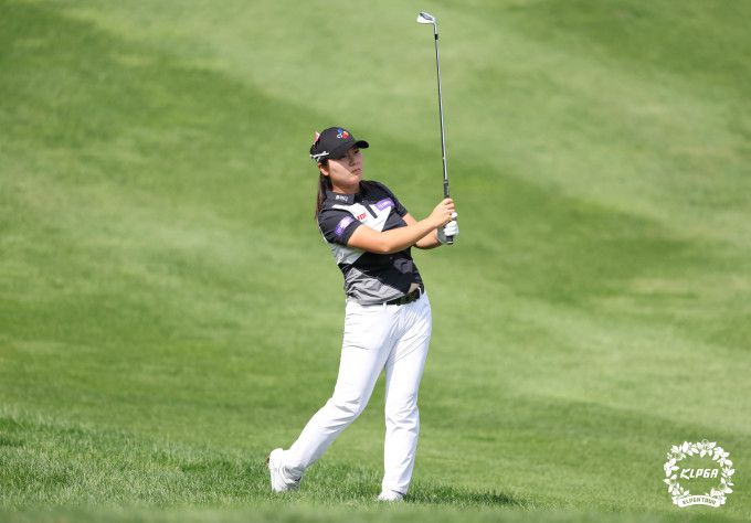 1타차 2위에 자리한 홍정민. [사진= KLPGA]