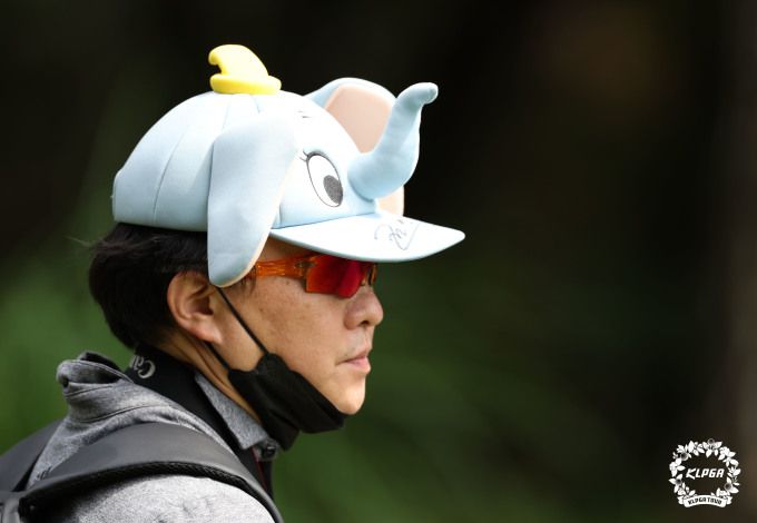 전인지 팬클럽인 '플라잉 덤보' 모자를 쓰고 응원하는 팬클럽 회원 손갑철씨. 그는 "전인지를 오랜만에 봐서 너무 좋다"라고 말했다. [사진= KLPGA]