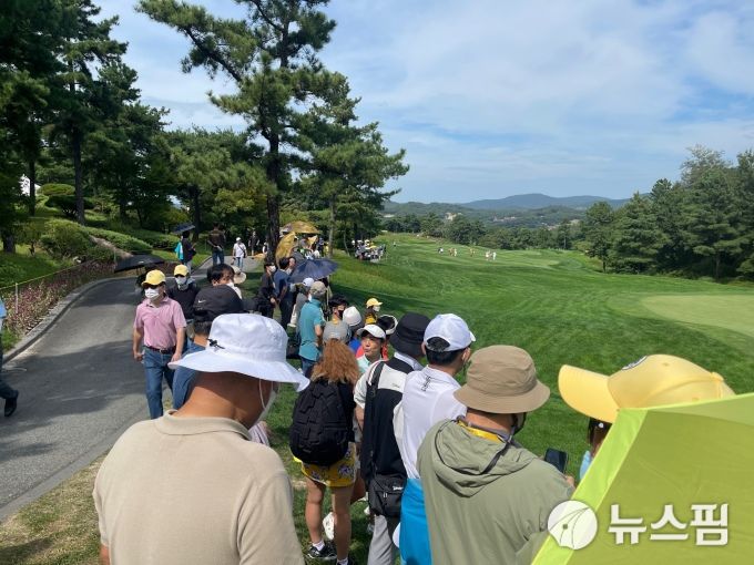 [이천=뉴스핌] 김용석 기자 = 전인지의 경기를 관전하는 수많은 갤러리들.2022.09.15 fineview@newspim.com