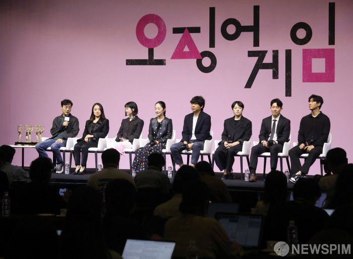 [서울=뉴스핌] 황준선 기자 = 황동혁 감독이 16일 오후 서울 중구 웨스틴조선호텔에서 열린 오징어게임 에미상 수상 기념 기자간담회에서 취재진의 질문에 답변하고 있다. 2022.09.16 hwang@newspim.com