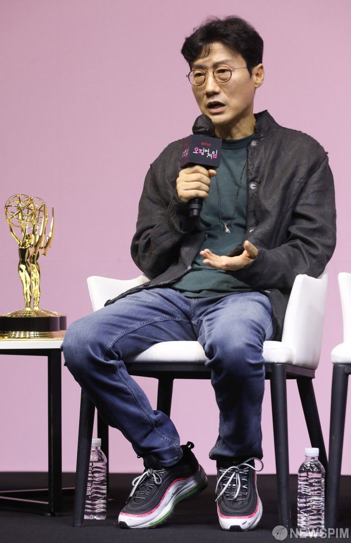 [서울=뉴스핌] 황준선 기자 = 황동혁 감독이 16일 오후 서울 중구 웨스틴조선호텔에서 열린 오징어게임 에미상 수상 기념 기자간담회에서 수상 소감을 밝히고 있다. 2022.09.16 hwang@newspim.com