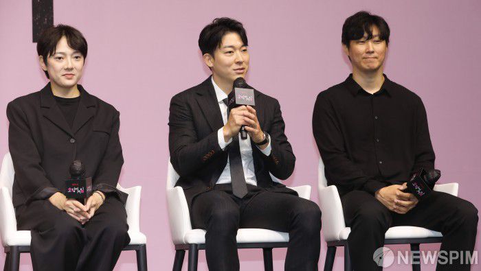 [서울=뉴스핌] 황준선 기자 = 심상민, 이태영 무술팀장과 김차이 무술팀원 16일 오후 서울 중구 웨스틴조선호텔에서 열린 오징어게임 에미상 수상 기념 기자간담회에서 수상 소감을 밝히고 있다. 2022.09.16 hwang@newspim.com