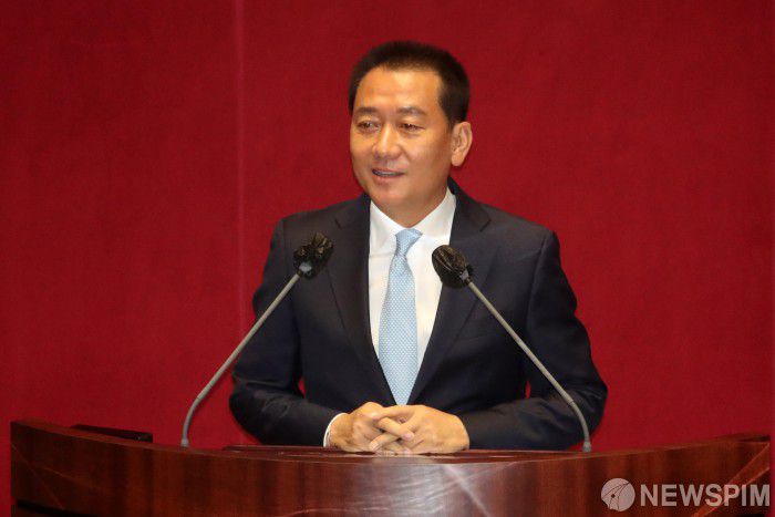 [서울=뉴스핌] 최상수 기자 = 이광재 신임 국회 사무총장이 22일 서울 여의도 국회에서 열린 본회의에서 인사말을 하고 있다. 2022.07.22 kilroy023@newspim.com