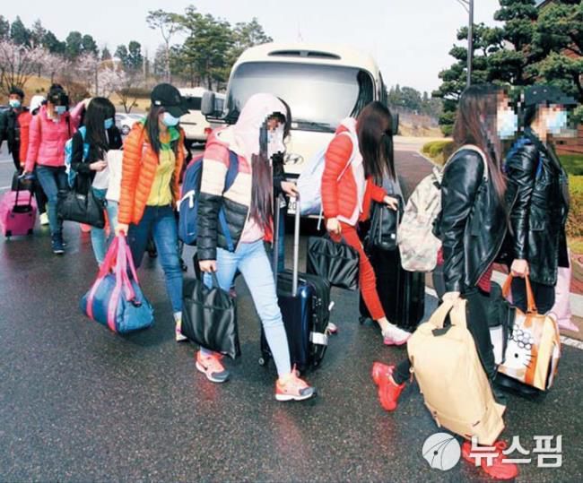 [서울=뉴스핌] 이영종 통일전문기자 =중국 닝보우의 북한 식당에서 일하다 2016년 4월 집단 탈출해 한국에 도착한 지배인 허 모 씨와 여종업원 등 13명이 경기도 시흥에 위치한 북한이탈주민보호시설로 들어서는 모습. [사진=통일부] 2022.08.05 yjlee@newspim.com